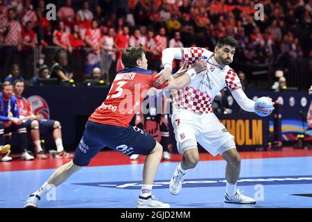 Der Norweger Goeran Johannessen (links) und der Kroatische Luka Stepancic beim Halbfinalspiel zwischen Norwegen und Kroatien während der Männer-Handball-Europameisterschaft in Stockholm, Schweden, am 24. Januar 2020. Foto: Erik Simander / TT Code 11720 Stockfoto