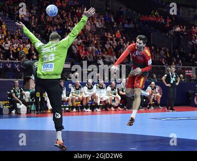 Der Portugiesen Fabio Magalhaes (C) erzielt am 25. Januar 2020 im Spiel um den fünften/sechsten Platz zwischen Deutschland und Portugal bei der Handball-Europameisterschaft der Männer in Stockholm, Schweden, 13-13 Punkte auf Deutschlands Torwart Andreas Wolff. Foto: Anders Wiklund / TT / Code 10040 Stockfoto