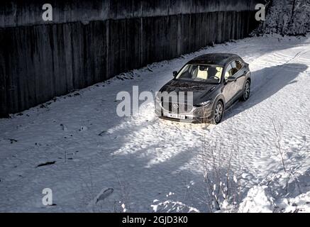 Mazda CX-30 Skyactiv-X Cosmo AWD ?Straße, Straße, Verkehr, Kommunikation, Fahrzeug Foto: Pontus Lundahl / TT / kod 10050 Stockfoto