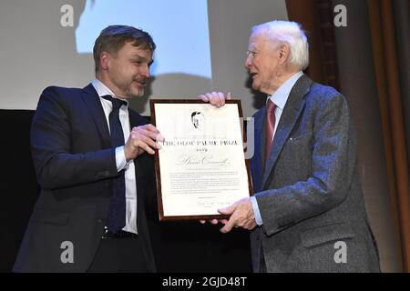 STOCKHOLM 20200130 Joakim Palme überreicht den Olof Palme Preis an den Autor David Cornwell Pseudonym John Le Carré bei einer Zeremonie im Grünewaldsalen des Konzertsaals Foto Claudio Bresciani / TT kod 10090 Stockfoto