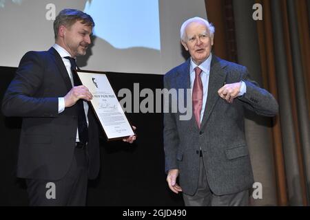 STOCKHOLM 20200130 Joakim Palme überreicht den Olof Palme Preis an den Autor David Cornwell Pseudonym John Le Carré bei einer Zeremonie im Grünewaldsalen des Konzertsaals Foto Claudio Bresciani / TT kod 10090 Stockfoto