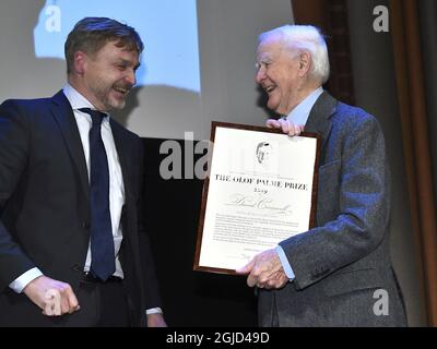 STOCKHOLM 20200130 Joakim Palme überreicht den Olof Palme Preis an den Autor David Cornwell Pseudonym John Le Carré bei einer Zeremonie im Grünewaldsalen des Konzertsaals Foto Claudio Bresciani / TT kod 10090 Stockfoto