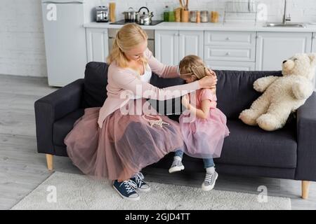 Frau im Tüllrock Dressing Tochter in Kostüm der Prinzessin Stockfoto