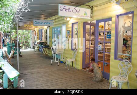 Der Rain Barrel Souvenirshop und Künstlerviertel auf Islamorada in den Florida Keys. Stockfoto