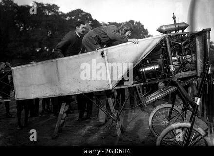 Der Baron und Flugpionier Carl Cederstrom (1867-1918) mit seinem Flugzeug Nordstjernan und einem Assistenten. Baonen steht nach links. Stockfoto