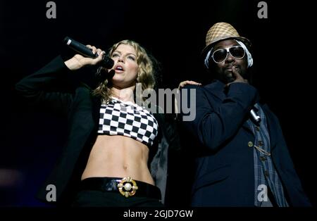 Fergie (L) und will.i.am (R) von den Black Eyed Peas treten während ihres Konzerts in Stockholm am 13. September 2007 auf. Stockfoto