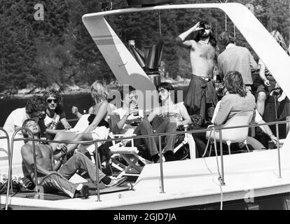 Mitglieder der schwedischen Popgruppe Abba auf einer Bootstour mit Bandmitgliedern und Crew, während sie Kanada bereisen. Annifrid Lyngstad im Gespräch mit dem Musiker Mats Ronander. Ganz links genießt die Sonne Bjorn Skifs, der in den siebziger Jahren in den USA einen Hit Â“Hooked on a feelingÂ“ hatte. Stockfoto