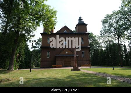 Narew, Polen - 12. Juli 2021: Orthodoxe braune Kirche. Pfarrei der Himmelfahrt der seligen Jungfrau Maria und St. Stanislaus der Bischof und Märtyrer. So Stockfoto