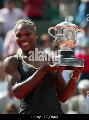 Serena Williams aus den USA feiert den Sieg über ihre Schwester Venus während ihres Finalmatches bei den französischen Open-Tennis-Meisterschaften im Roland Garros-Stadion Stockfoto