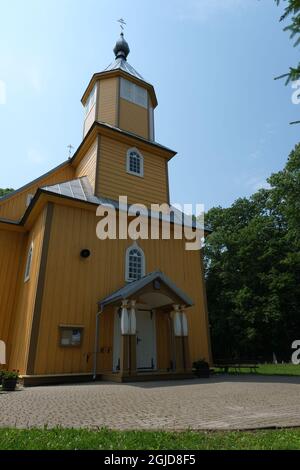 Nowoberezowo, Polen - 12. Juli 2021: Orthodoxe gelbe Kirche. Johannes der Theologe. Sommersonntag Stockfoto