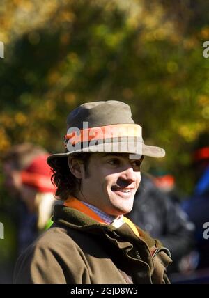 Prinz Carl Philip trifft die Presse nach der königlichen Elchjagd in Halle und Hunneberg in der Grafschaft Vastergotland in Westschweden. Stockfoto