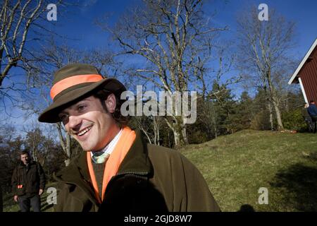 Prinz Carl Philip trifft die Presse nach der königlichen Elchjagd in Halle und Hunneberg in der Grafschaft Vastergotland in Westschweden Stockfoto