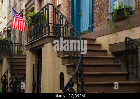 USA, Georgia, Savannah. Haus im historischen Bezirk mit Flagge. Stockfoto