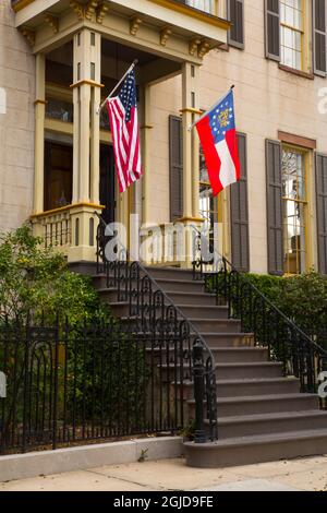 USA, Georgia, Savannah. Haus im historischen Bezirk mit der US-Flagge und der Georgia-Flagge. Stockfoto