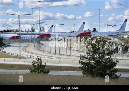 Ein leerer und desolater Flughafen in Arlanda, nördlich von Stockholm am 09. April 2020, mit wenigen Reisenden und vielen Flugzeugen am Boden. Die Zahl der Reisenden, die von einem der zehn Flughäfen Schwedens aus anreisen, sank im März um 60 Prozent im Vergleich zum Vorjahresmonat, teilte Swedavia in einer Pressemitteilung am Donnerstag mit. Arlanda hatte im März insgesamt 842,000 Reisende. Dies ist ein Rückgang von 60 Prozent im Vergleich zum dritten Monat des Vorjahres. Foto: Anders Wiklund / TT kod 10040 ***OUT SWEDEN*** Stockfoto