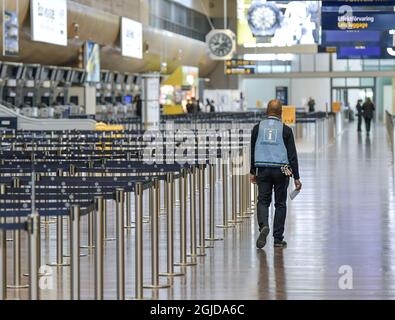 Ein leerer und desolater Flughafen in Arlanda, nördlich von Stockholm am 09. April 2020, mit wenigen Reisenden und vielen Flugzeugen am Boden. Die Zahl der Reisenden, die von einem der zehn Flughäfen Schwedens aus anreisen, sank im März um 60 Prozent im Vergleich zum Vorjahresmonat, teilte Swedavia in einer Pressemitteilung am Donnerstag mit. Arlanda hatte im März insgesamt 842,000 Reisende. Dies ist ein Rückgang von 60 Prozent im Vergleich zum dritten Monat des Vorjahres. Foto: Anders Wiklund / TT kod 10040 ***OUT SWEDEN*** Stockfoto