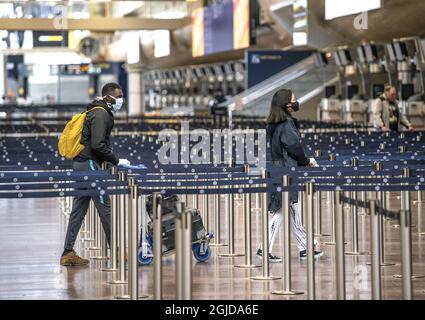 Ein leerer und desolater Flughafen in Arlanda, nördlich von Stockholm am 09. April 2020, mit wenigen Reisenden und vielen Flugzeugen am Boden. Die Zahl der Reisenden, die von einem der zehn Flughäfen Schwedens aus anreisen, sank im März um 60 Prozent im Vergleich zum Vorjahresmonat, teilte Swedavia in einer Pressemitteilung am Donnerstag mit. Arlanda hatte im März insgesamt 842,000 Reisende. Dies ist ein Rückgang von 60 Prozent im Vergleich zum dritten Monat des Vorjahres. Foto: Anders Wiklund / TT kod 10040 ***OUT SWEDEN*** Stockfoto