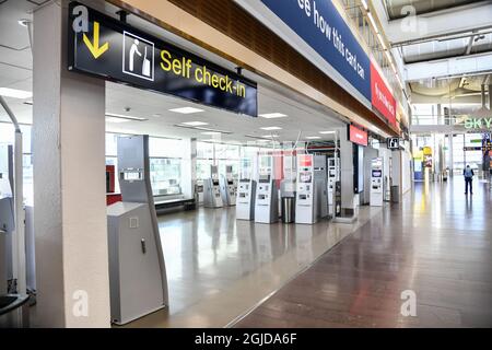 Ein leerer und desolater Flughafen in Arlanda, nördlich von Stockholm am 09. April 2020, mit wenigen Reisenden und vielen Flugzeugen am Boden. Die Zahl der Reisenden, die von einem der zehn Flughäfen Schwedens aus anreisen, sank im März um 60 Prozent im Vergleich zum Vorjahresmonat, teilte Swedavia in einer Pressemitteilung am Donnerstag mit. Arlanda hatte im März insgesamt 842,000 Reisende. Dies ist ein Rückgang von 60 Prozent im Vergleich zum dritten Monat des Vorjahres. Foto: Anders Wiklund / TT kod 10040 ***OUT SWEDEN*** Stockfoto