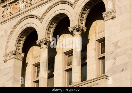 USA, Georgia, Savannah. Architektonisches Design mit Bögen auf altem Bundesgericht. Stockfoto