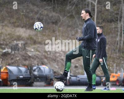 Stockholm 20200113 Mailands Spieler Zlatan Ibrahimovic war vor Ort, als das schwedische Ligenteam Hammarby IF am Montag, den 13. April 2020, bei Arsta IP in Stockholm trainingsbereit war. Foto Henrik Montgomery / TT kod 10060 *SCHWEDEN AUS* Stockfoto