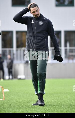 Stockholm 20200113 Mailands Spieler Zlatan Ibrahimovic war vor Ort, als das schwedische Ligenteam Hammarby IF am Montag, den 13. April 2020, bei Arsta IP in Stockholm trainingsbereit war. Foto Henrik Montgomery / TT kod 10060 *SCHWEDEN AUS* Stockfoto