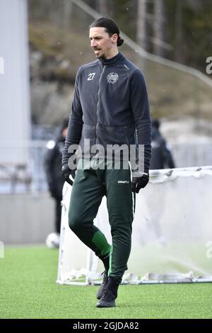 Stockholm 20200113 Mailands Spieler Zlatan Ibrahimovic war vor Ort, als das schwedische Ligenteam Hammarby IF am Montag, den 13. April 2020, bei Arsta IP in Stockholm trainingsbereit war. Foto Henrik Montgomery / TT kod 10060 *SCHWEDEN AUS* Stockfoto