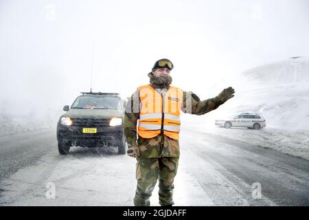 Die norwegische Heimatwache und Polizei an einem Grenzkontrollpunkt zwischen Norwegen und Schweden. Die Grenzen Norwegens sind nun seit fast fünf Wochen geschlossen. Norwegern ist nur ein Tagesausflug nach Schweden erlaubt, ansonsten gilt die 14-tägige Quarantäneregel. Die Schweden sind erlaubt, wenn sie eine Aufenthaltserlaubnis oder eine andere spezielle Genehmigung haben. Picture: Odd Raymond Nerkvern, 49, Norwegische Hauswache. Foto: Jerker Ivarsson / Aftonbladet / TT-Code 2512 Stockfoto