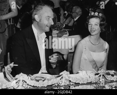 Datei Schweden Nobel 1962. Der Medizinpreisträger Francis Crick, Großbritannien, sitzt neben Prinzessin Desirée am Banketttisch. Foto: SCANPIX SWEDEN Kod: 194 COPYRIGHT SCANPIX SWEDEN Stockfoto