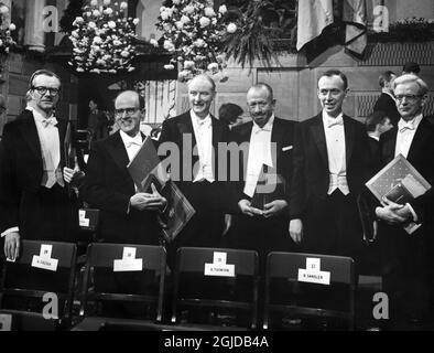 Datei Schweden Nobelpreis 621210 - Nobelpreisträger von 1962 von links: Professor Maurice Wilkins, Großbritannien, Medizin, Dr. Max Perutz, Österreich/Großbritannien, Chemie, Professor Francis Crick, Großbritannien, Medizin, John Steinbeck, USA , Literatur, Dr. James Watson, USA, Medizin, Dr. John Kendrew, Großbritannien, Chemie. Foto: TT Code 190 Stockfoto