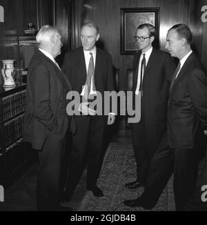 DATEI STOCKHOLM 19621212 1962 Nobelpreisträger für Physiologie oder Medizin, von rechts: James Watson, Maurice Wilkins und Francis Crick im Gespräch mit dem schwedischen Banker und Wirtschaftsführer Jacob Wallenberg am Hauptsitz der Enskilda Bank in Stockholm am 12. Dezember 1962. ********** 1962 ars Nobelpristagare i medicin, fran hoger: James Watson, Maurice Wilkins och Francis Crick i samsprak med bankdirektor Jacob Wallenberg pa Enskilda bankens huvudkontor i Stockholm dar de hamtade ut sina Nobelpris. Foto: Jan Delden / XP / SCANPIX / Kod: 10 **AFTONBLADET OUT** Stockfoto