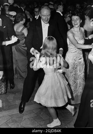 Stockholm 1962-12-10 Datei Schweden Nobelpreis 1962. Medizinpreisträger Francis Crick, Großbritannien tanzt mit seiner Tochter Gabrielle, 11 Jahre alt, nach dem Nobelbankett im Rathaus in Stockholm Foto: Folke Hellberg / DN / SCANPIX / Kod: 23 ***SVD OUT *** Stockfoto