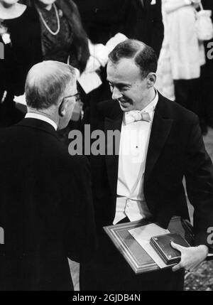 Datei SCHWEDEN NOBEL 1962. Der Medizinpreisträger James Watson, USA, erhält seinen Preis aus den Händen seiner Majestät König Gustaf VI. Adolf. Watson teilt den Preis mit Francis Crick und Maurice Wilkins. Foto: TT Code 194 Stockfoto