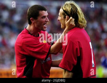 Roy Keane von Manchester United mit Teamkollege Diego Forlan Stockfoto