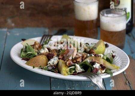 Kochen mit Bier. Birnen- und Blaukäsesalat mit einer Biervinaigrette Foto: Janerik Henriksson / TT / Code 10010 Stockfoto