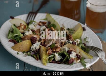 Kochen mit Bier. Birnen- und Blaukäsesalat mit einer Biervinaigrette Foto: Janerik Henriksson / TT / Code 10010 Stockfoto