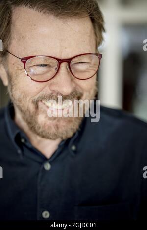 Bjorn Ulvaeus, Songwriter, Produzent und ehemaliges Mitglied der schwedischen Musikgruppe ABBA, interviewte Dagens Nyheter vor seinem 75. Geburtstag. Picture: Bjorn Ulvaeus in seinem Haus auf der Privatinsel Vagaskar, Djursholm bei Stockholm, Schweden, 16. April 2020. Foto: Alexander Mahmoud / DN / TT / Code 3524 Stockfoto