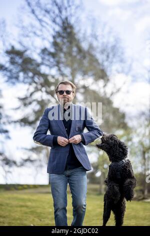 Bjorn Ulvaeus, Songwriter, Produzent und ehemaliges Mitglied der schwedischen Musikgruppe ABBA, interviewte Dagens Nyheter vor seinem 75. Geburtstag. Picture: Bjorn Ulvaeus und sein Hund Ares in seinem Haus auf der Privatinsel Vagaskar, Djursholm bei Stockholm, Schweden, 16. April 2020. Foto: Alexander Mahmoud / DN / TT / Code 3524 Stockfoto