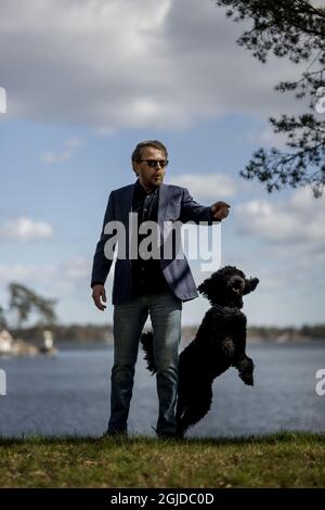 Bjorn Ulvaeus, Songwriter, Produzent und ehemaliges Mitglied der schwedischen Musikgruppe ABBA, interviewte Dagens Nyheter vor seinem 75. Geburtstag. Picture: Bjorn Ulvaeus und sein Hund Ares in seinem Haus auf der Privatinsel Vagaskar, Djursholm bei Stockholm, Schweden, 16. April 2020. Foto: Alexander Mahmoud / DN / TT / Code 3524 Stockfoto