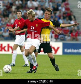 David Beckham von Manchester United kämpft gegen den FC Aarhus um den Ball Stockfoto