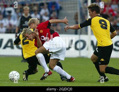 David Beckham von Manchester United kämpft gegen den FC Aarhus um den Ball Stockfoto