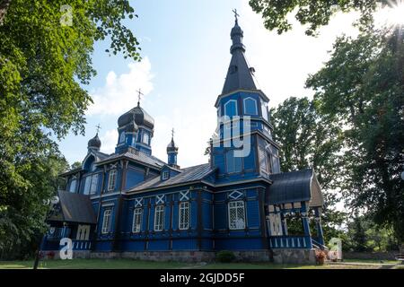 Puchly, Polen - 13. Juli 2021: Orthodoxe blaue Kirche. Ort der Erscheinung der Ikone des Schutzes der Gottesmutter. Sommersonntag Stockfoto