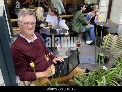 Der staatliche Epidemiologe anders Tegnell, Gesundheitsbehörde Schwedens, genießt ein Bier, während er an seinem Laptop in einem Restaurant im Freien in Stockholm, Schweden, arbeitet, 26. Mai 2020. Foto: Peter Kadhammar / Aftonbladet / TT-Code 2512 Stockfoto