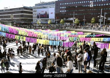 Demonstranten versammeln sich am 03. Juni 2020 auf dem Sergel-Platz in Stockholm, Schweden, zur Unterstützung der Bewegung Black Lives Matter nach dem Tod von George Floyd in Minneapolis, nachdem er von einem weißen Polizisten zurückgehalten wurde. Die Massen wurden angewiesen, sich zu zerstreuen, als sie gegen die Einschränkungen des Coronavirus verstossen. Foto: Lotte Fernvall / Aftonbladet / TT-Code 2512 Stockfoto