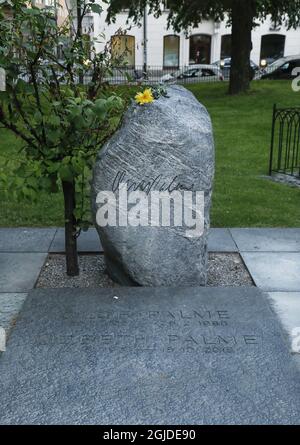 Olof Palme wird zusammen mit seiner Frau Lisbeth Palme auf dem Friedhof von Adolf Fredrik beigesetzt. Der Mord an Olof Palme könnte nach 34 Jahren kurz vor der Lösung stehen. Der schwedische Premierminister Olof Palme (S) wurde am SveavÃ¤gen ermordet, 28. Februar 1986, Stockholm, 2020-06-08 (c) Patrik C Ã–sterberg / TT Code 2857 Stockfoto