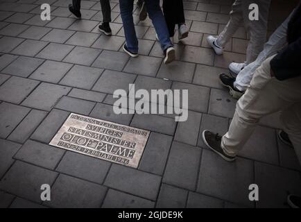 Olof Palme's Gedenkstätte, an der Mordstätte SveavÃ¤gen 42. Eine Gedenktafel in der Straße an der Ecke der SveavÃ¤gen Tunnelgatan zeigt den Ort, an dem Premierminister Olof Palme im Februar 1986 ermordet wurde der Mord an Olof Palme könnte nach 34 Jahren kurz vor der Lösung stehen. Der schwedische Premierminister Olof Palme (S) wurde am SveavÃ¤gen ermordet, 28. Februar 1986, Stockholm, 2020-06-08 (c) Patrik C Ã–sterberg / TT Code 2857 Stockfoto