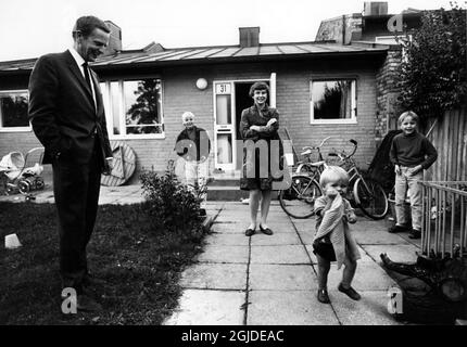 Der schwedische Staatsanwalt wird am Mittwoch, den 10. Juni 2020, die Ergebnisse des Attentats auf Olof Palme vorlegen. STOCKHOLM 19690925. Die ganze Familie Palme vor ihrem Stadthaus in Vallingby. Von links: Olof, Joakim, Lisbet, Mattias und Marten. Der schwedische Premierminister und Parteivorsitzende der Sozialdemokraten Olof Palme wurde am 28. Februar 1986 in der Sveavagen-Straße im Zentrum Stockholms getötet. Foto: Jan Delden / SCANPIX Code 10 Stockfoto