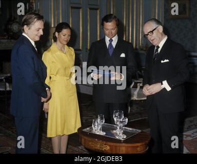 Der schwedische Staatsanwalt wird am Mittwoch, den 10. Juni 2020, die Ergebnisse des Attentats auf Olof Palme vorlegen. STOCKHOLM 1976-06-09 ***Akte*** Schwedens Ministerpräsident Olof Palme, links, und der Parlamentspräsident Henry Allard, rechts, übergeben das Hochzeitsgeschenk des schwedischen Volkes an König Carl Gustaf und Miss Silvia Sommerlath (Königin Silvia), als sie 1976 heirateten. Das Geschenk waren 800 Gläser mit Monogrammen. Foto: Freddy Lindstršm / PRB / Scanpix Kod: 1047 Stockfoto