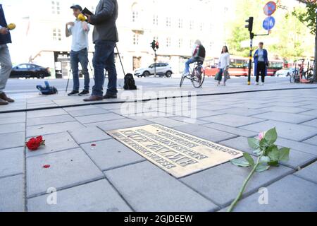 Journalisten warten auf Nachrichten der Staatsanwaltschaft über die Ermittlungen in Palme auf dem Gelände in Sveavagen, wo Premierminister Olof Palme 1986 ermordet wurde. Foto: Fredrik Sandberg / TT-Code 10080 Stockfoto