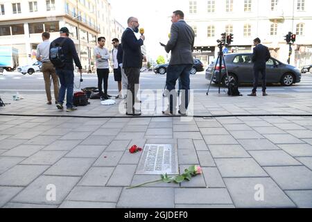 Journalisten warten auf Nachrichten der Staatsanwaltschaft über die Ermittlungen in Palme auf dem Gelände in Sveavagen, wo Premierminister Olof Palme 1986 ermordet wurde. Foto: Fredrik Sandberg / TT-Code 10080 Stockfoto