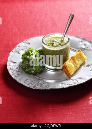 Grünkohlsuppe mit Cheddar-Käse-Toast. Stockfoto